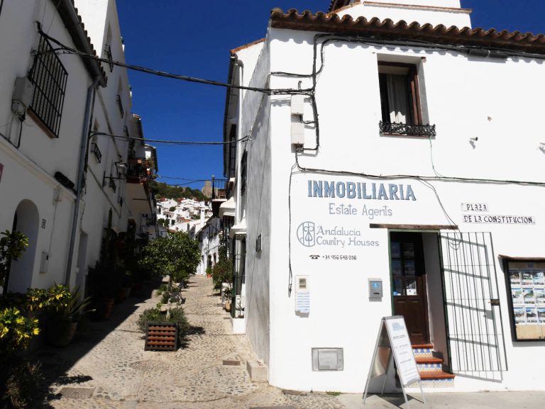 Dans les rues du village blanc de Jimena